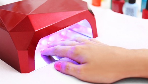 Czy lampy UV stosowane w manicure mają wpływ na nasze zdrowie? Jak rozsądnie korzystać z kosmetycznych zabiegów?