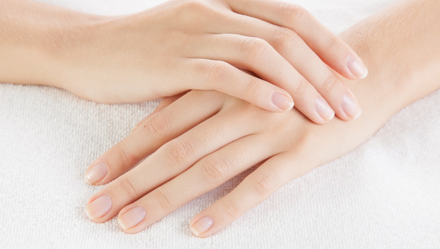 łamliwe paznokcie przyczyny - jak wzmocnić paznokcie
