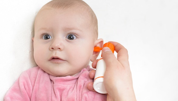 Jak prawidłowo dbać o uszy niemowlaka? 